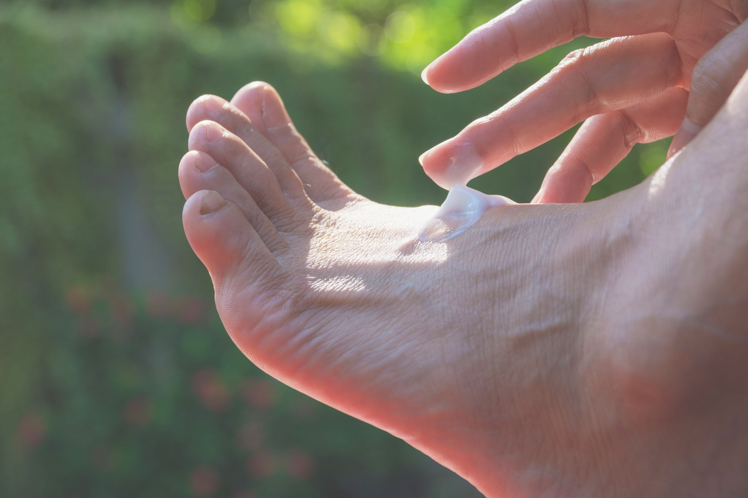 La importancia del protector solar en el dorso de las Manos y la parte superior de los pies